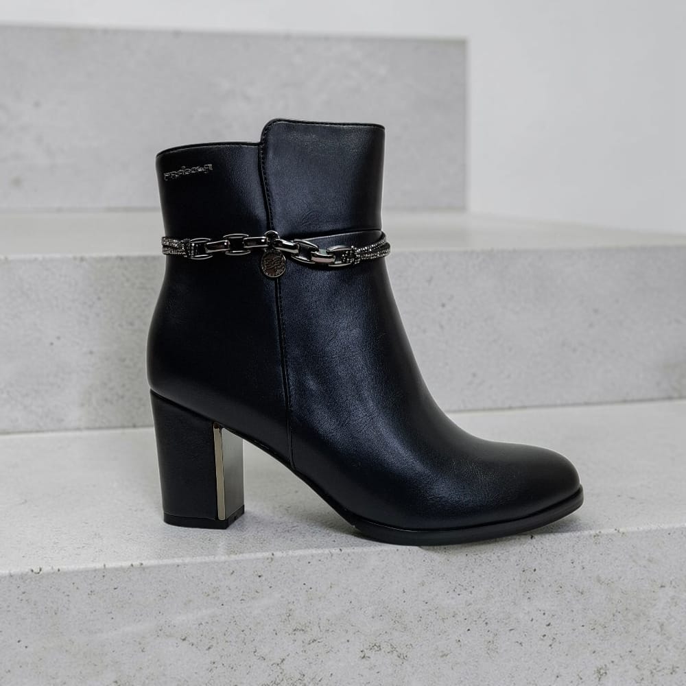 Bota CHARIS