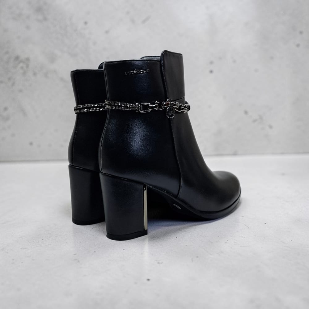 Bota CHARIS